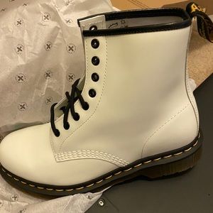 🎉Brand new in box 🎉 DrMartens 1460 smooth style boot in white